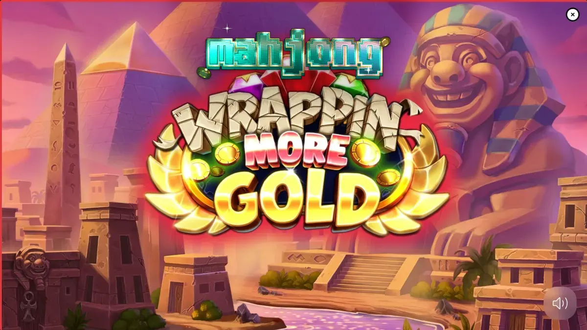 Mumi ramah dalam slot Wrappin’ More Gold dengan latar belakang harta karun Mesir